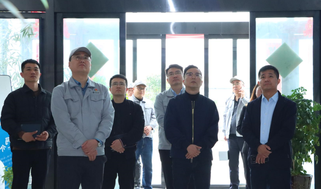 Dong Mingyong, Chairman of Chengli Automobile Group, led a team to inspect and exchange ideas at the Foton Changsha Super Truck Factory