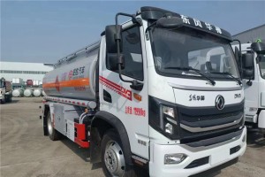 Dongfeng 9600 Liters Oil Truck 