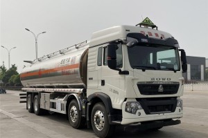 Sinotruk HOWO 8X4 30.3m³ Fuel Tanker Truck, 20 Tons Oil Tank Truck