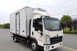 Sinotruk HOWO 4.2m refrigerated van truck