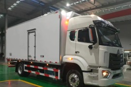 Sinotruk HOWO 6.8m refrigerated van truck