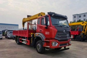 Sinotruk Howo 4X2 truck with 8-ton crane