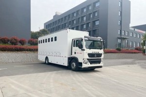 Sinotruk Howo 10-pit-position mobile toilet truck