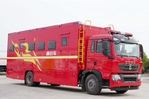 4X2 Sinotruk Howo 6-person shower vehicle