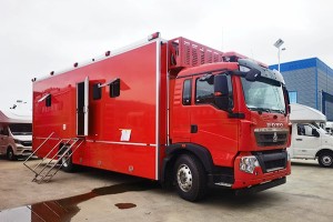 4X2 Sinotruk Howo 6-person camping vehicle
