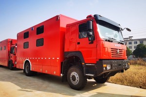 Sinotruk Howo 4X4 24-person camping truck