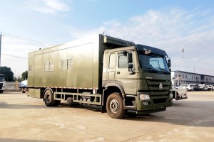 Sinotruk Howo 4X2 24 person camping vehicle